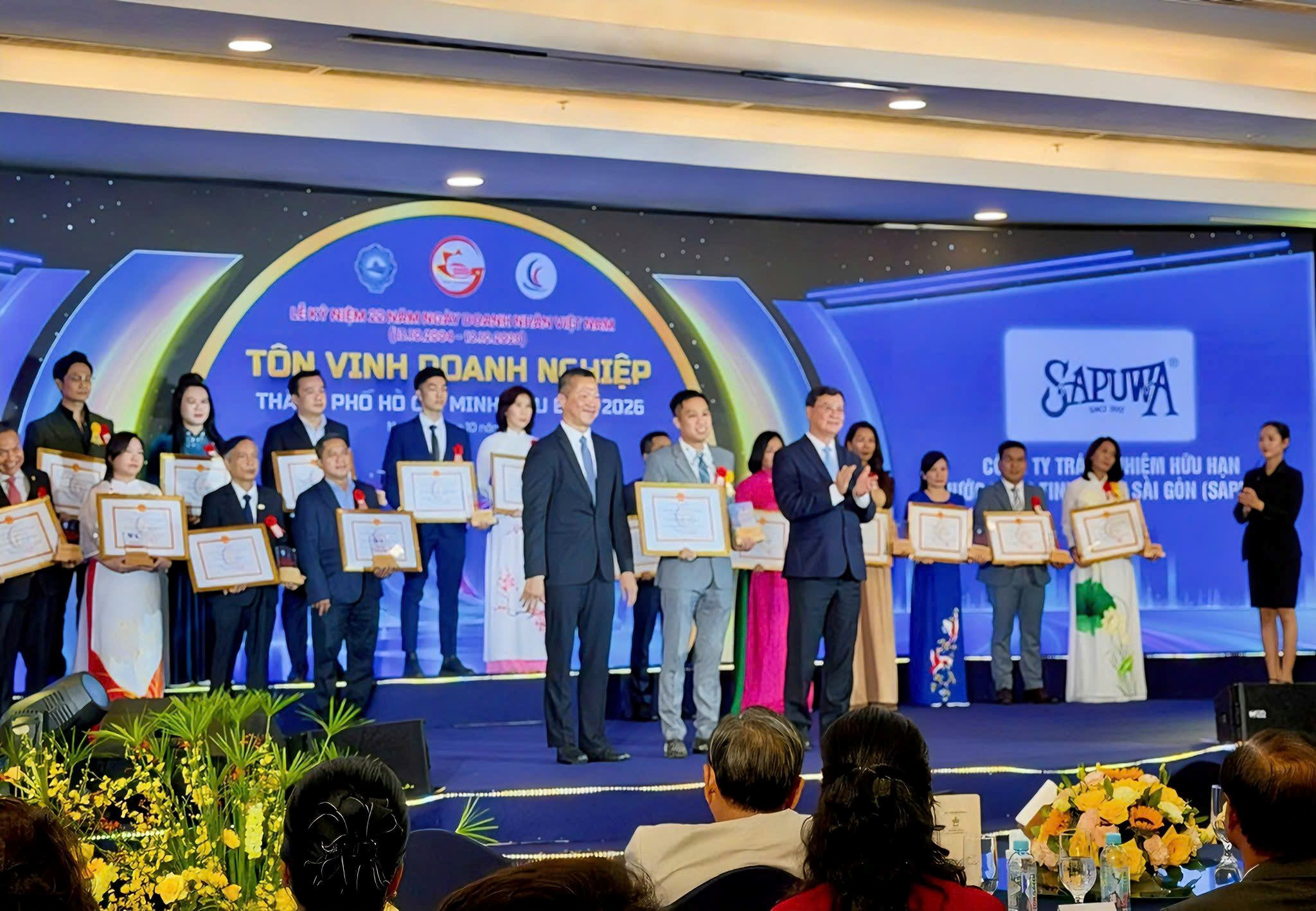 ong-le-nhu-vu-dai-dien-sapuwa-nhan-giai-doanh-nghiep-tieu-bieu-hcm-2026.jpg