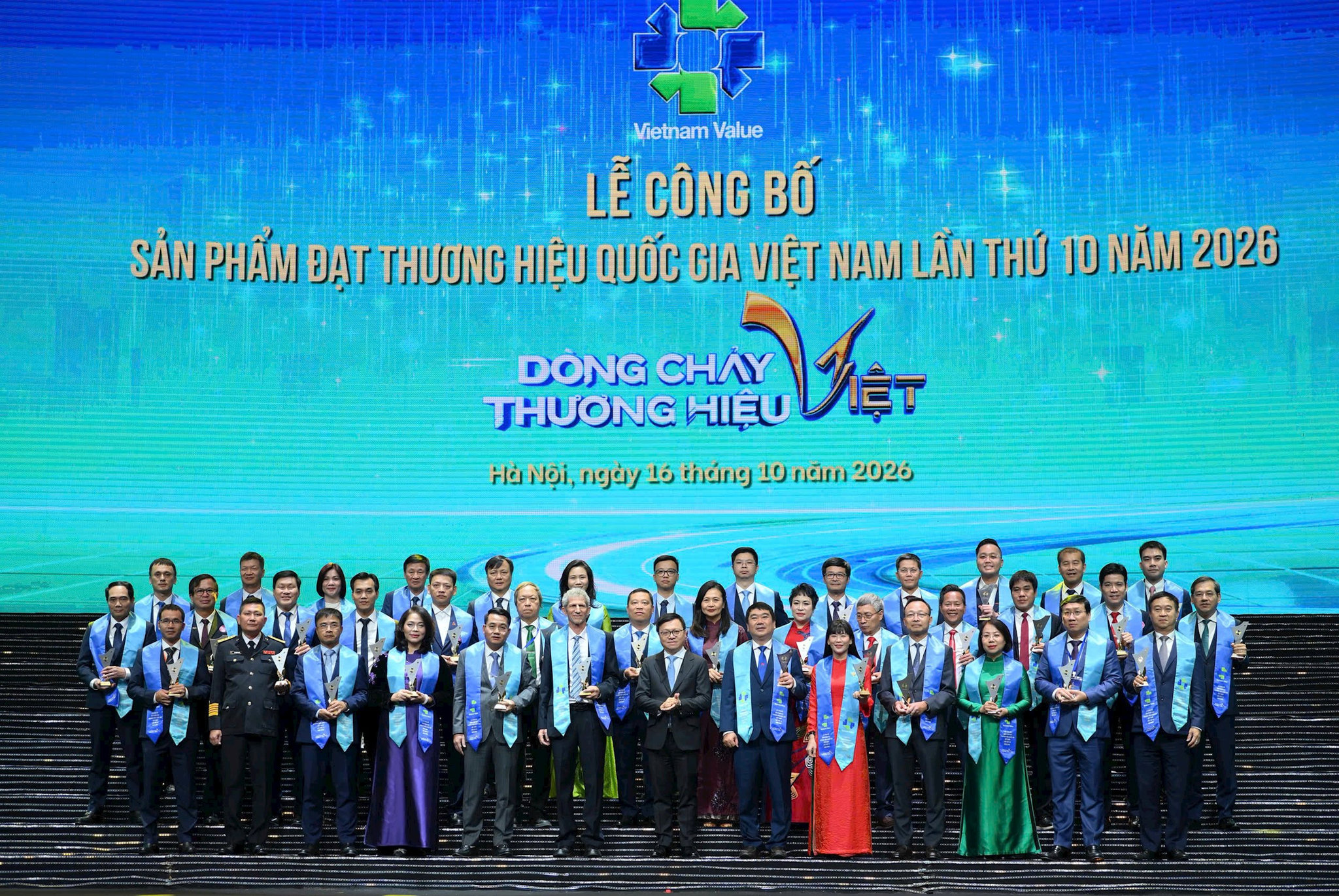 anh-1_-thu-tuong-chinh-phu-le-minh-hung-chup-anh-luu-niem-voi-cac-doanh-nghiep-tieu-bieu.jpg