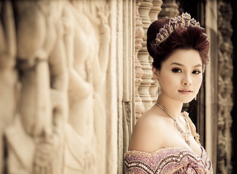 Cô dâu Vũ Thu Phương giữa đền đài Angkor Wat