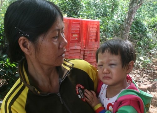 Nhói lòng bé 2 tuổi chịu tang cha mẹ