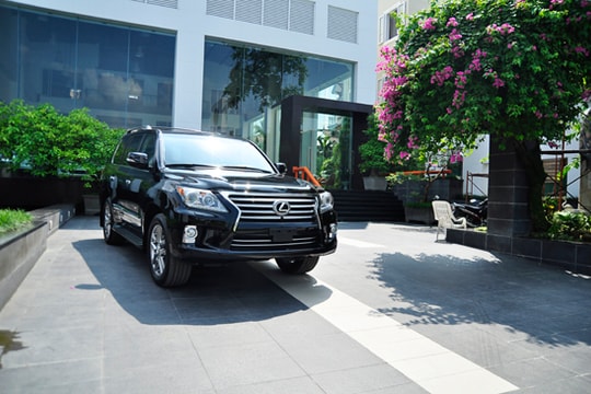 Lexus LX570 2013 thoát bóng Land Cruiser
