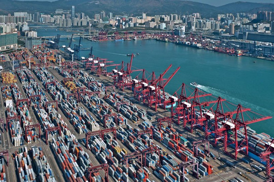Port of Hong Kong develops to receive mega vessels