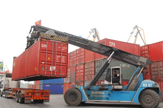 Đề xuất bình ổn giá bốc xếp để cứu cảng container
