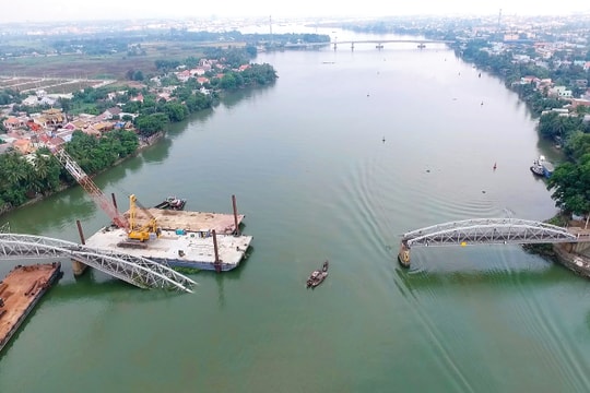 A collision of Ghenh  Bridge and a hole  in logistic system