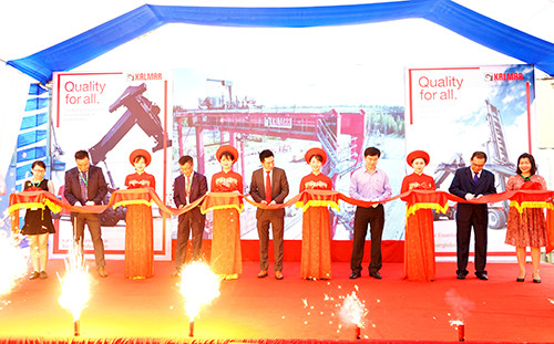 Kalmar delivers the first new Essential range of reachstacker to Vietnam