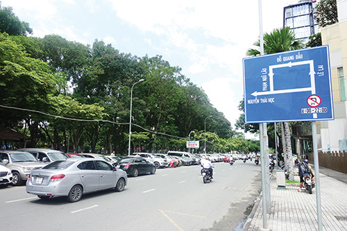 Trông bãi xe như trời hạn trông mưa