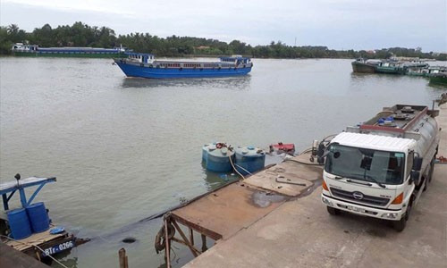 Tàu chở hóa chất chìm ở sông Đồng Nai