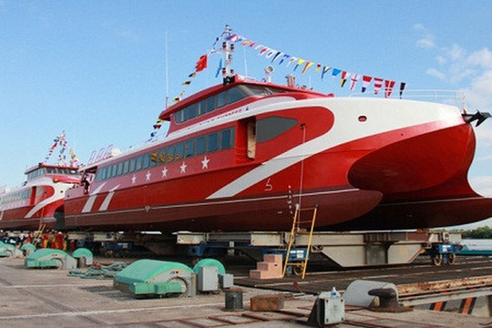 Hạ thủy tàu khách cao tốc hai thân lớn nhất Việt Nam