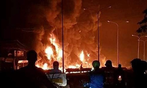 Cháy xe bồn chở xăng đâm vào cột điện, 6 người chết, thiêu rụi 15 nhà dân