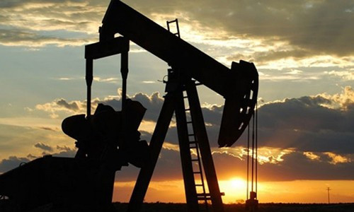 Giá dầu “bốc hơi” gần 3% vì nỗi lo thừa cung