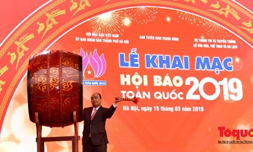 Thủ tướng Nguyễn Xuân Phúc đánh trống khai mạc Hội Báo toàn quốc 2019