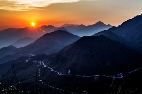 Chiều rơi phía bản