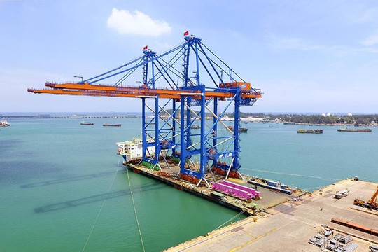 Doosan Vina tiếp tục bàn giao 2 cẩu trục STS khổng lồ cho cảng quốc tế Gemalink