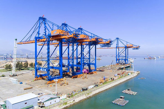 Doosan Vina continues to hand over two giant STS cranes to Gemalink international port
