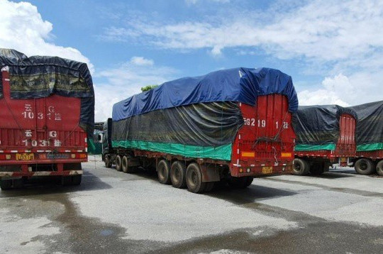 Gần 100 xe hàng “vô chủ” vạ vật ở cửa khẩu Lào Cai hơn 1 tháng