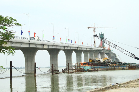 Hợp long cầu Cửa Hội bắc qua sông Lam