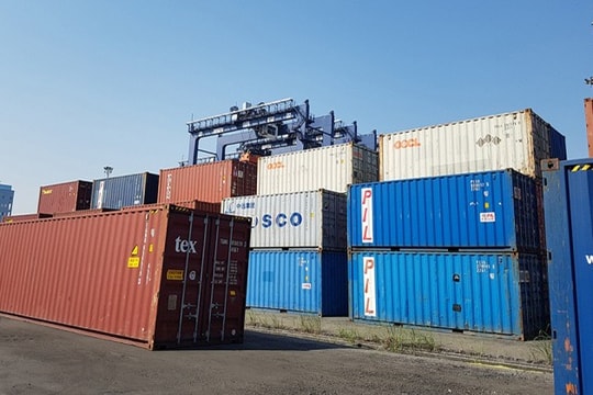 Cảng biển “còng lưng” trả phí cho container phế liệu vô chủ