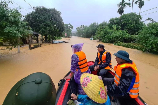 Mưa lớn, thủy điện đồng loạt xả lũ, Nghệ An nhiều nơi nước ngập mái nhà