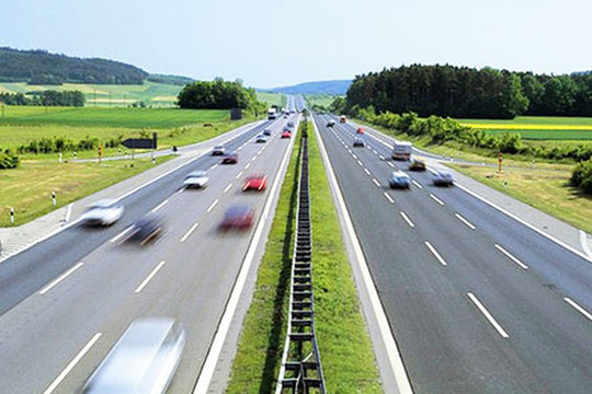 Phát triển đường cao tốc nối hai đầu đất nước