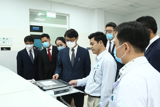 Hai bệnh viện của Quảng Ngãi tiếp nhận gói hỗ trợ thiết bị y tế trị giá gần 1,8 tỷ đồng