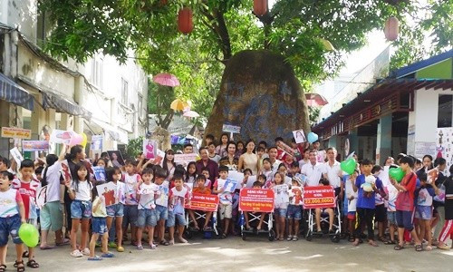 VnRoyal JSC and Top 10 Miss Vietnam Dang Van Ly visited Que Huong Humanitarian Center