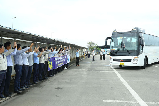 Doosan Vina supports free bus fares for workers to go home during Tet 2021