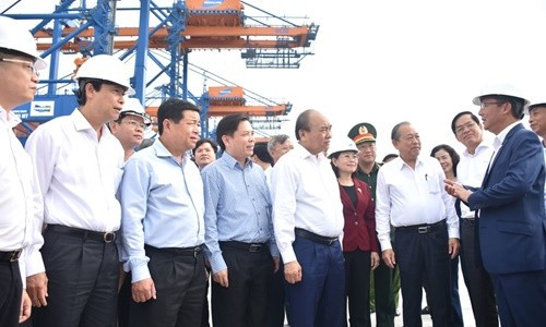 Thủ tướng Nguyễn Xuân Phúc thị sát cảng nước sâu lớn nhất Việt Nam