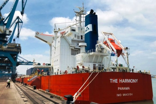 Tàu Harmony Hòa Phát chở 80.000 tấn than cập cảng Dung Quất