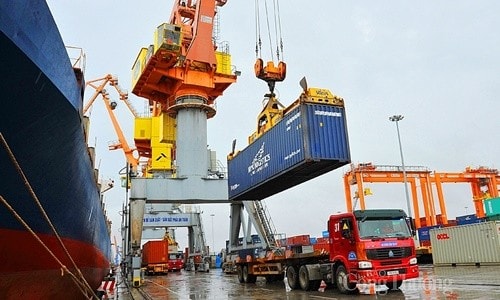 Xuất nhập khẩu duy trì đà tăng trưởng trong "bão" dịch