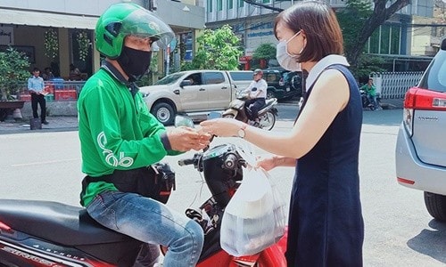 Shipper phải đeo thẻ khi hoạt động ở TP. HCM