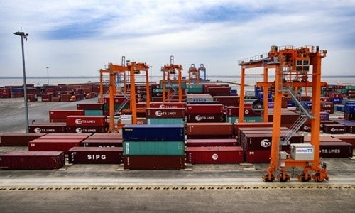 Nghịch lý thiếu container chuyển hàng, thừa container nằm cảng biển