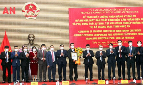 Nghệ An trao giấy chứng nhận đăng ký đầu tư dự án 200 triệu USD