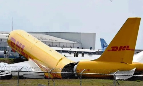 Máy bay Boeing của DHL gãy đôi khi hạ cánh