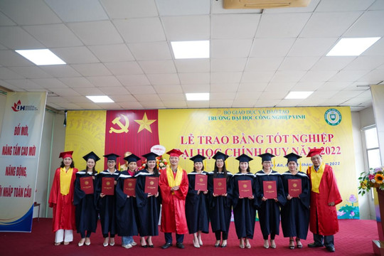 Trường Đại học Công nghiệp Vinh trao bằng tốt nghiệp đại học chính quy năm 2022