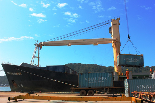 Thúc đẩy hoạt động xuất nhập khẩu hàng container qua cảng Cửa Lò