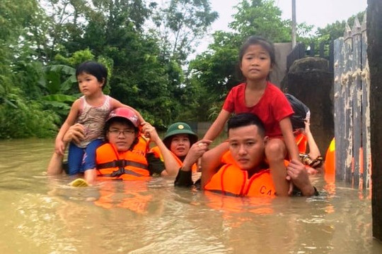 Mưa lũ tại Nghệ An khiến 7 người chết, hàng vạn ngôi nhà chìm trong biển nước
