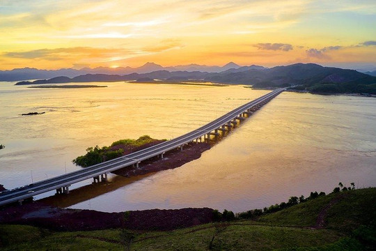 Đầu tư phát triển hệ thống logistics vùng Đồng bằng Sông Hồng