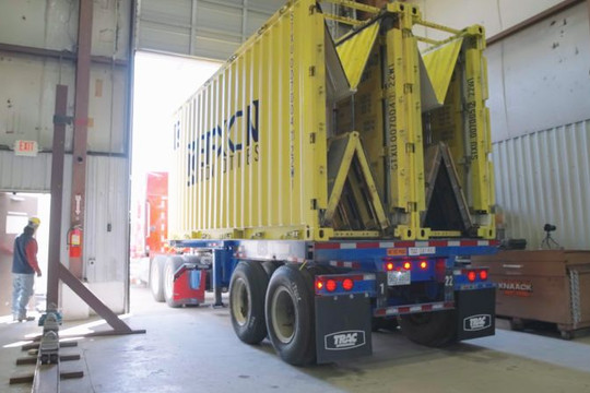 Container rỗng gập lại và giải pháp  hạn chế tắc nghẽn ở cảng biển