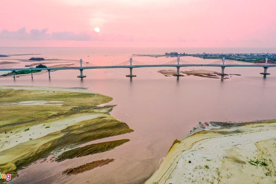 Sông Trà Khúc mùa cạn nổi lên nhiều cồn cát độc đáo