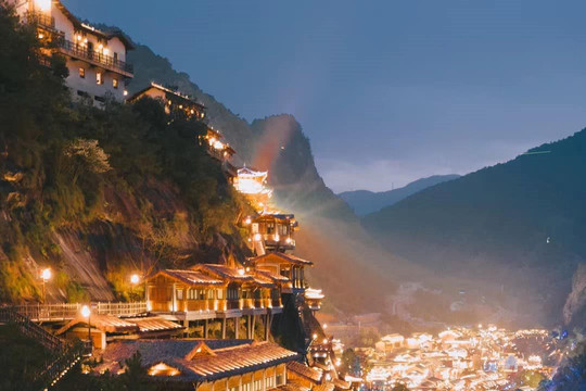 Vọng Tiên Cốc với những ngôi nhà treo trên vách núi