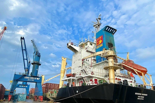 Nghệ An hỗ trợ 300 triệu đồng cho tàu container quốc tế cập cảng Cửa Lò