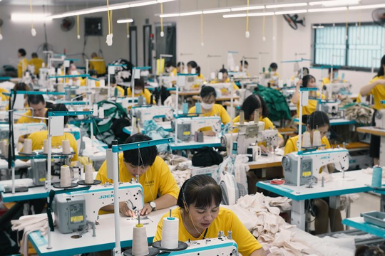 Làm chủ thương hiệu riêng, dệt may Việt tự tin gỡ khó với xuất khẩu online