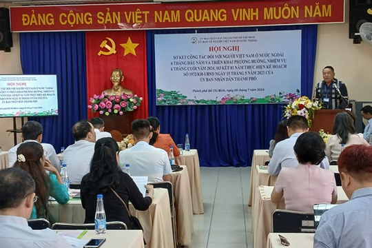 Đề xuất giải pháp “một cửa, một dấu” cho người Việt Nam ở nước ngoài