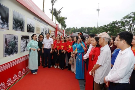 Nghệ An trưng bày chuyên đề ảnh 50 năm Giải phóng miền Nam thống nhất Đất nước