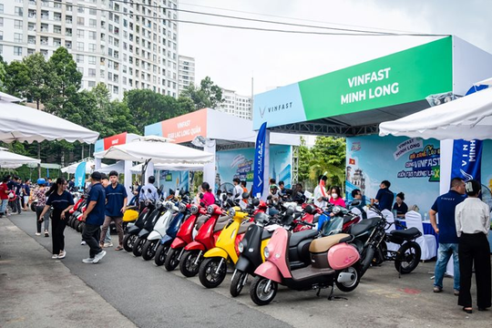 Người dân hào hứng sắm xe máy VinFast trong ngày hội “đổi xăng lấy điện” tại TP.HCM