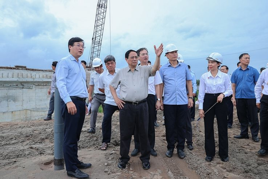 Thủ tướng kiểm tra tiến độ 2 dự án cao tốc tại ĐBSCL