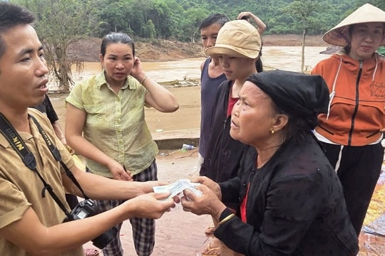Tạp chí Vietnam Logistics Review tại Nghệ An cùng doanh nghiệp trao quà vùng lũ