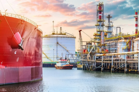 Từ trừng phạt dầu mỏ đến tàu container: “Làn ranh đỏ” tuân thủ cho doanh nghiệp Việt