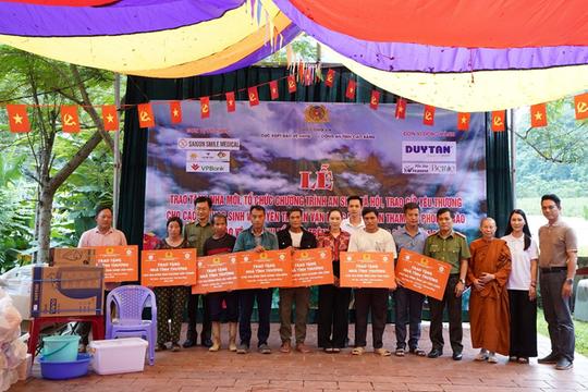 Duy Tân đồng hành cùng Bộ Công an trao quà cho người dân Cao Bằng