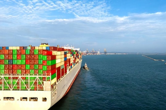 Crossing the Panama Canal in the Dry Season: Which Route Keeps Your Schedule and Your Budget Intact? 